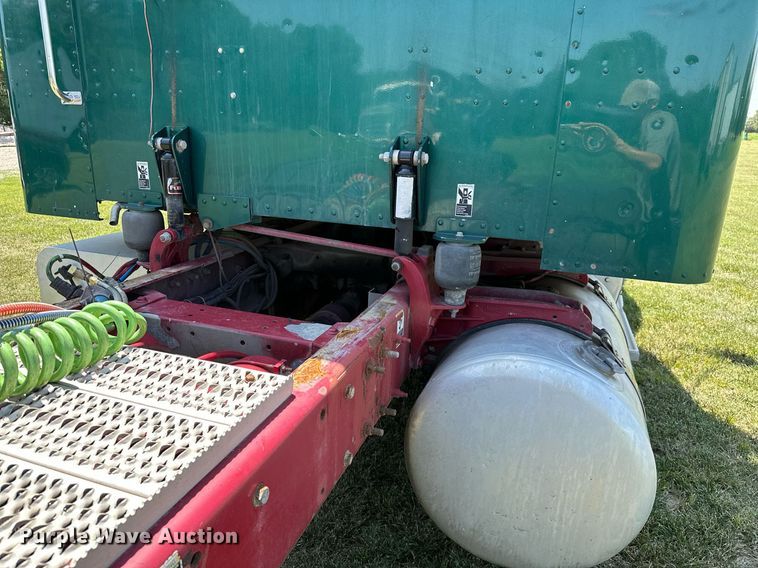 image for item OC9112 2012 Peterbilt 384  semi truck