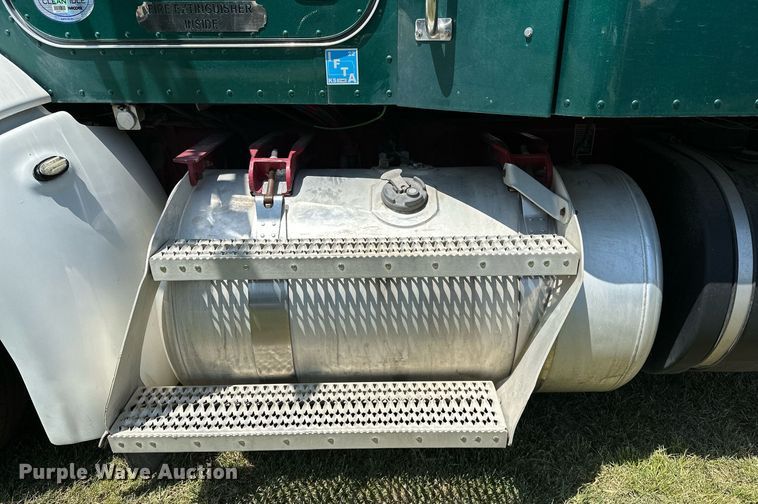 image for item OC9112 2012 Peterbilt 384  semi truck