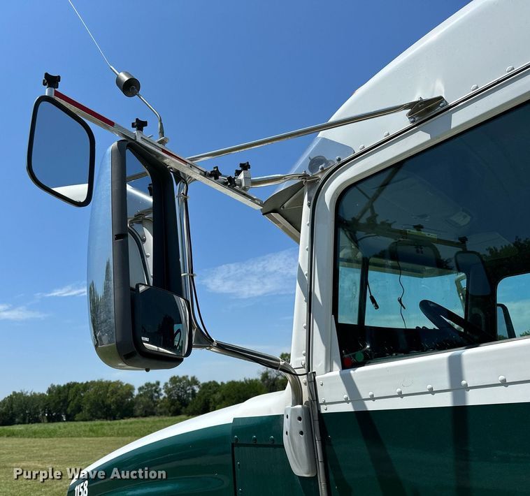 image for item OC9112 2012 Peterbilt 384  semi truck