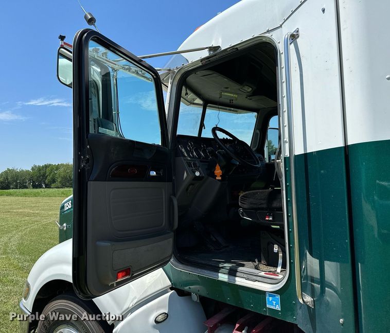 image for item OC9112 2012 Peterbilt 384  semi truck