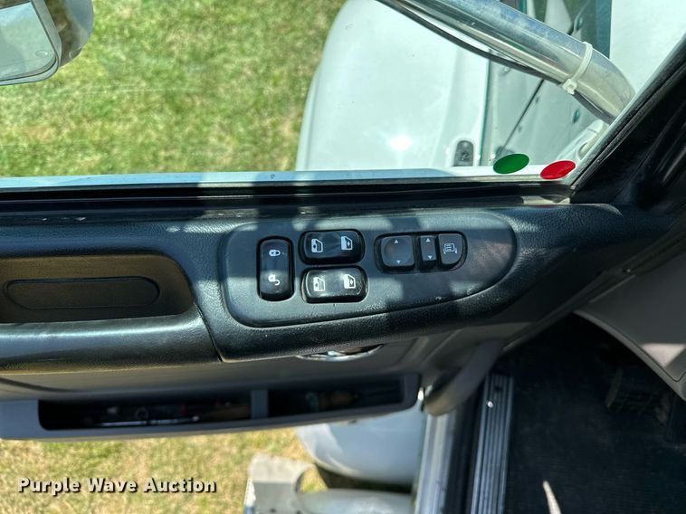 image for item OC9112 2012 Peterbilt 384  semi truck