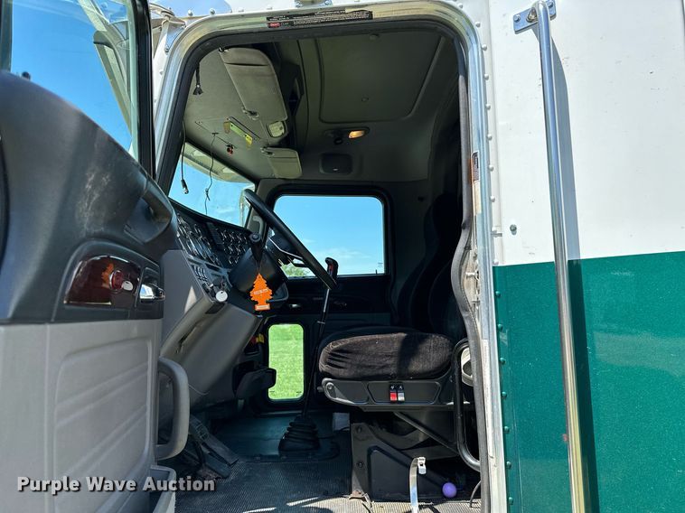 image for item OC9112 2012 Peterbilt 384  semi truck