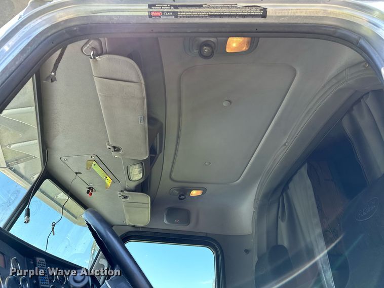 image for item OC9112 2012 Peterbilt 384  semi truck