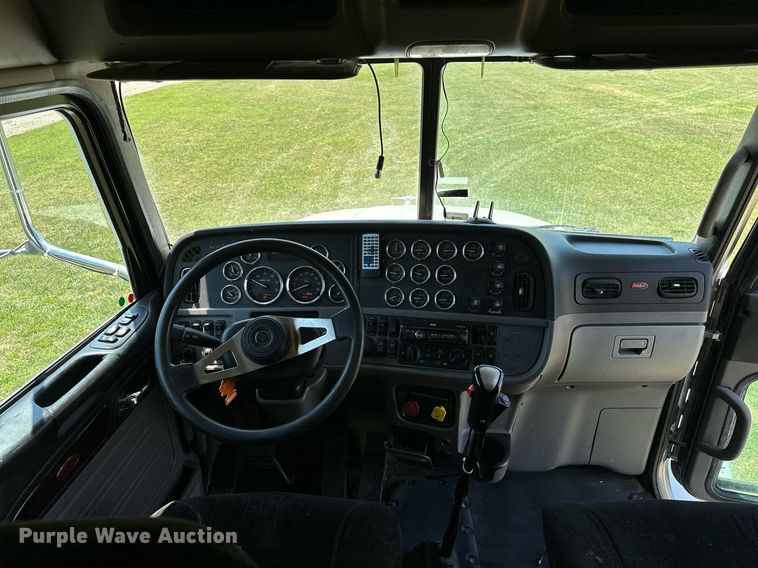 image for item OC9112 2012 Peterbilt 384  semi truck