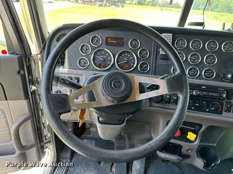 image for item OC9112 2012 Peterbilt 384  semi truck