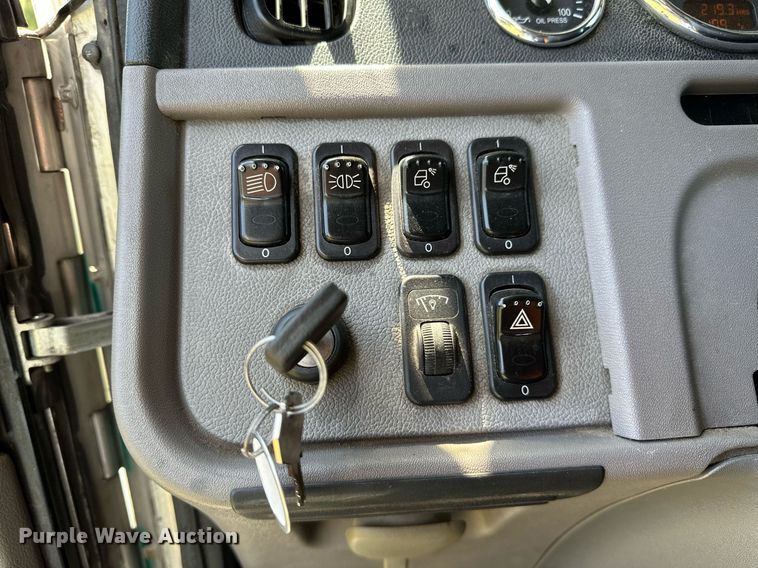 image for item OC9112 2012 Peterbilt 384  semi truck