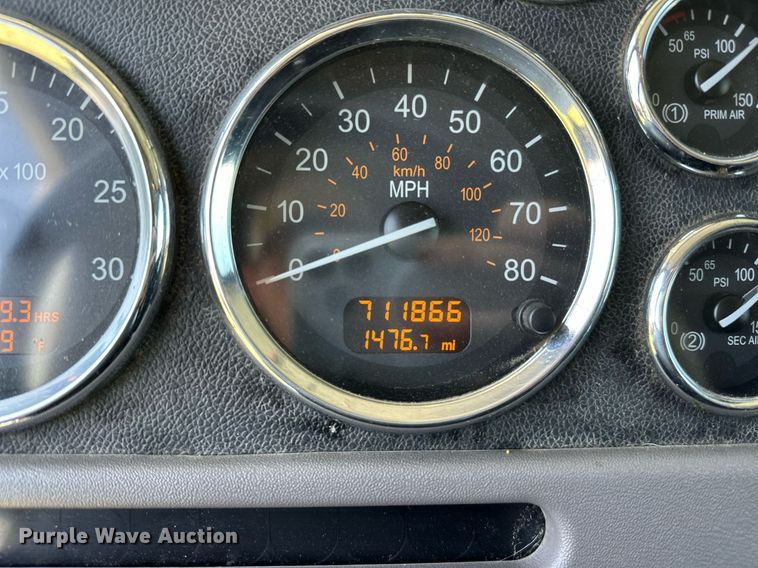 image for item OC9112 2012 Peterbilt 384  semi truck