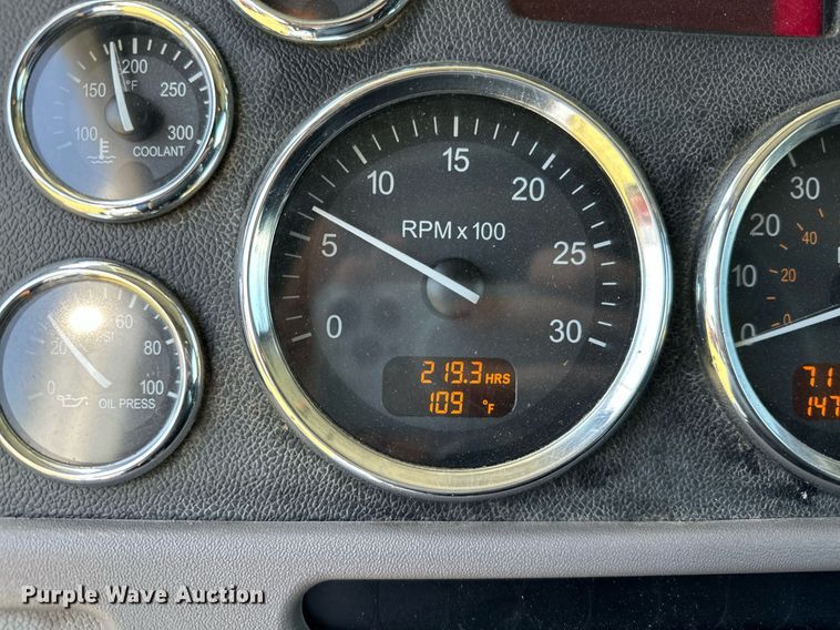 image for item OC9112 2012 Peterbilt 384  semi truck