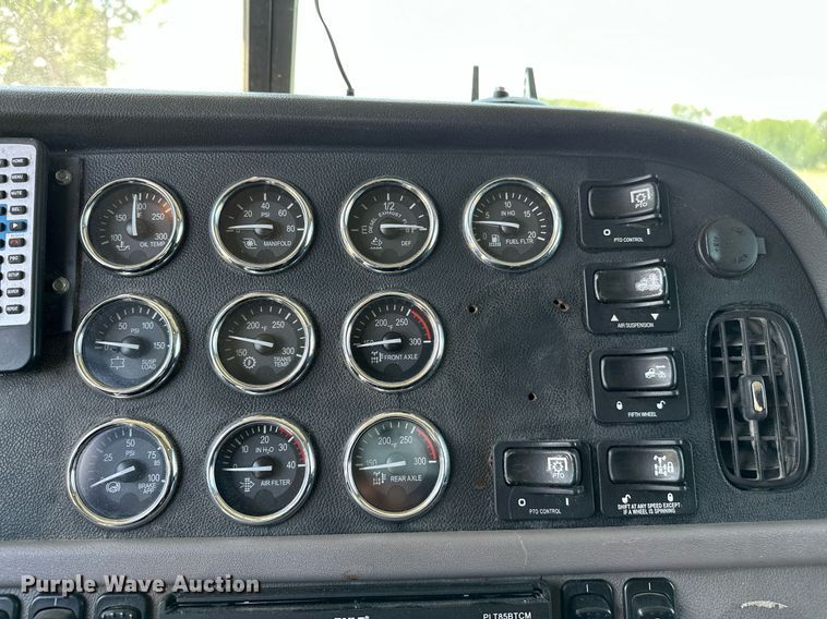 image for item OC9112 2012 Peterbilt 384  semi truck