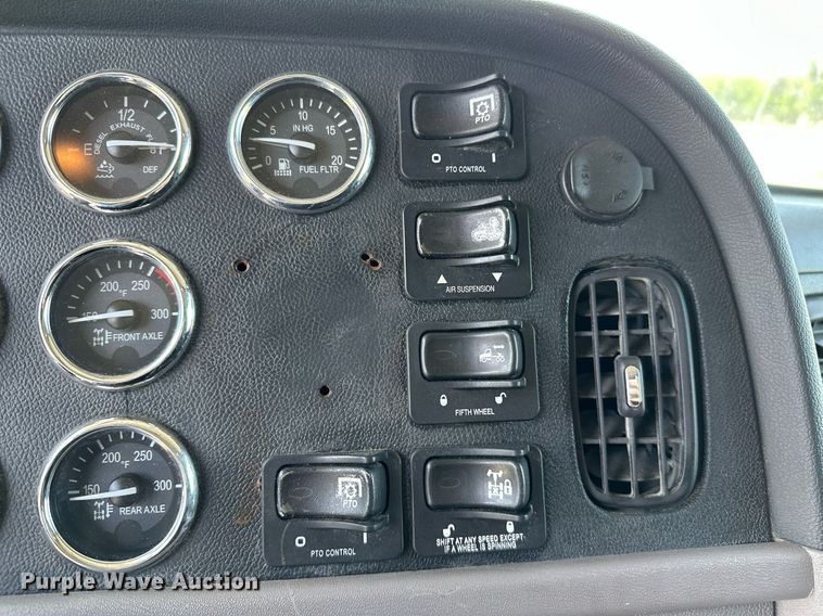 image for item OC9112 2012 Peterbilt 384  semi truck