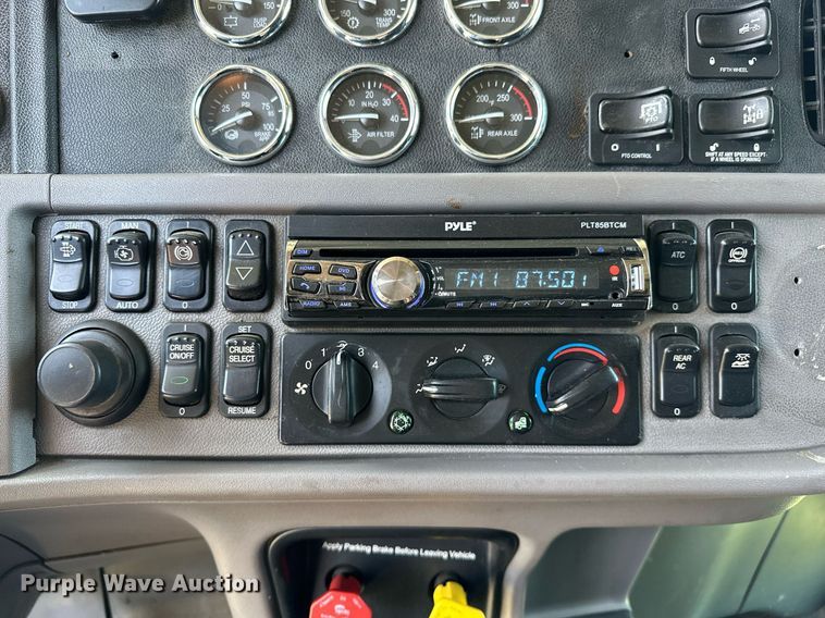 image for item OC9112 2012 Peterbilt 384  semi truck