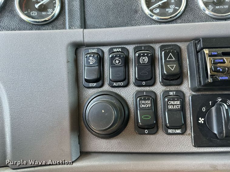 image for item OC9112 2012 Peterbilt 384  semi truck