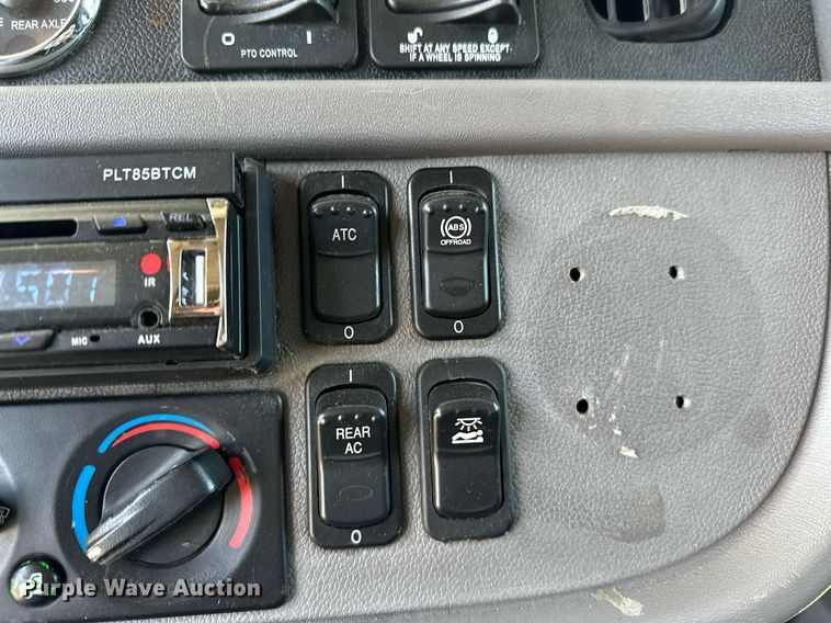 image for item OC9112 2012 Peterbilt 384  semi truck