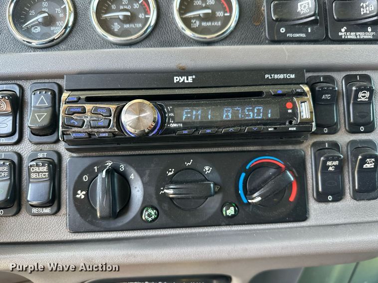 image for item OC9112 2012 Peterbilt 384  semi truck