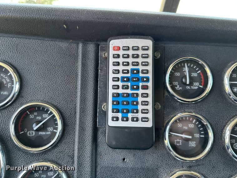 image for item OC9112 2012 Peterbilt 384  semi truck