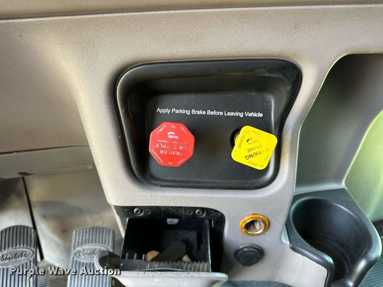 image for item OC9112 2012 Peterbilt 384  semi truck