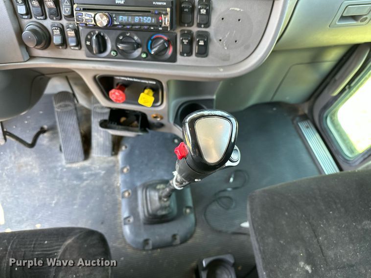 image for item OC9112 2012 Peterbilt 384  semi truck