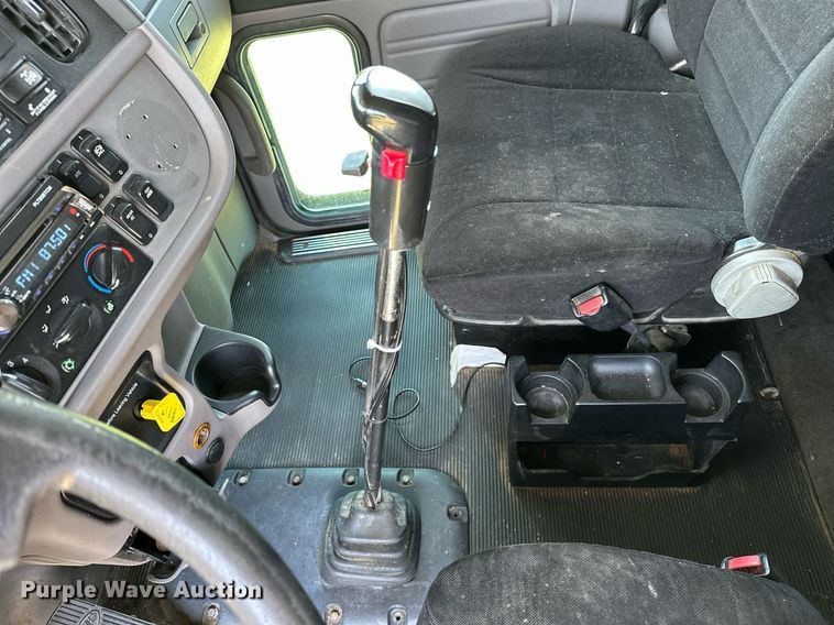 image for item OC9112 2012 Peterbilt 384  semi truck