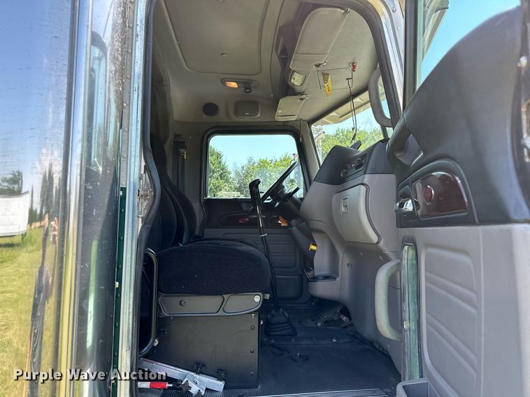 image for item OC9112 2012 Peterbilt 384  semi truck