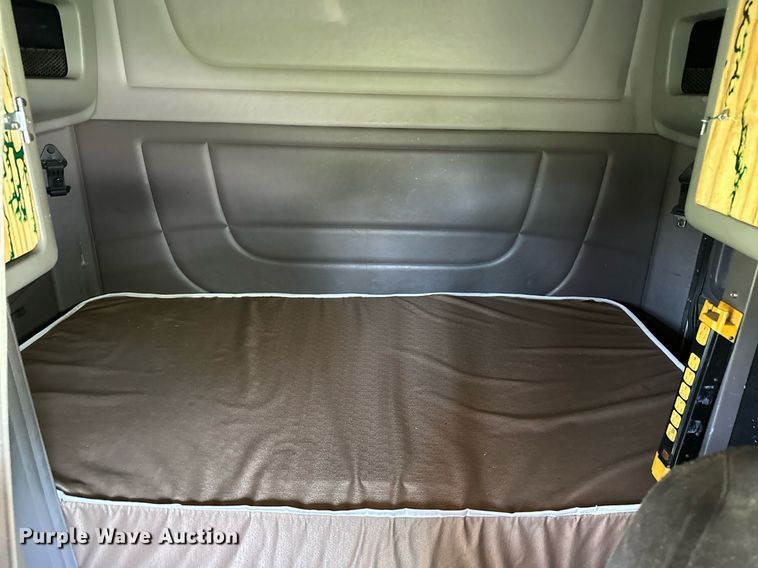 image for item OC9112 2012 Peterbilt 384  semi truck