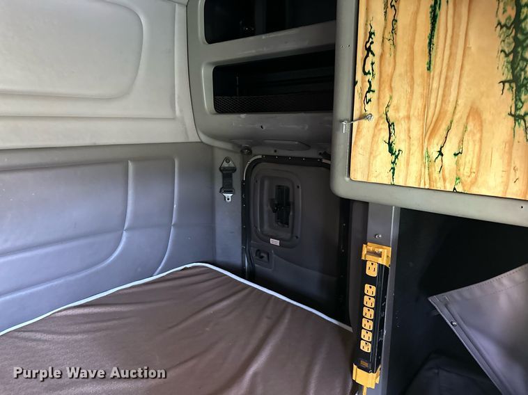 image for item OC9112 2012 Peterbilt 384  semi truck