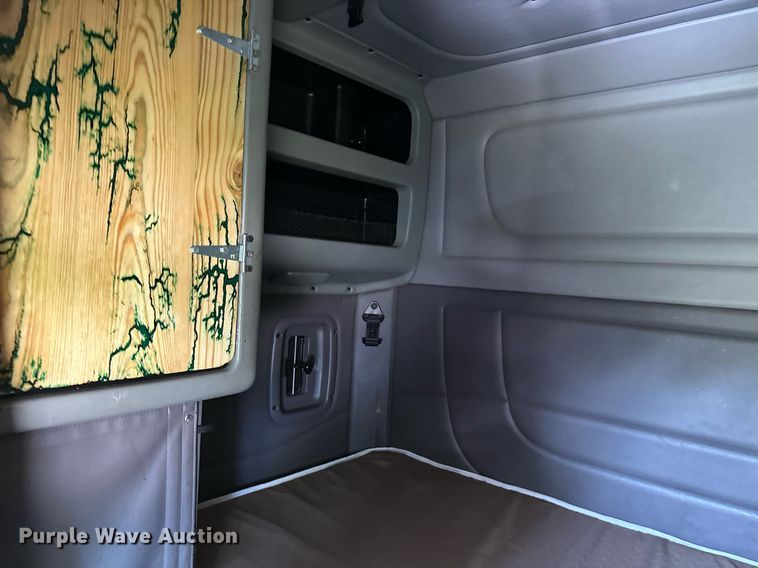 image for item OC9112 2012 Peterbilt 384  semi truck