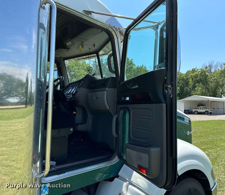 image for item OC9112 2012 Peterbilt 384  semi truck