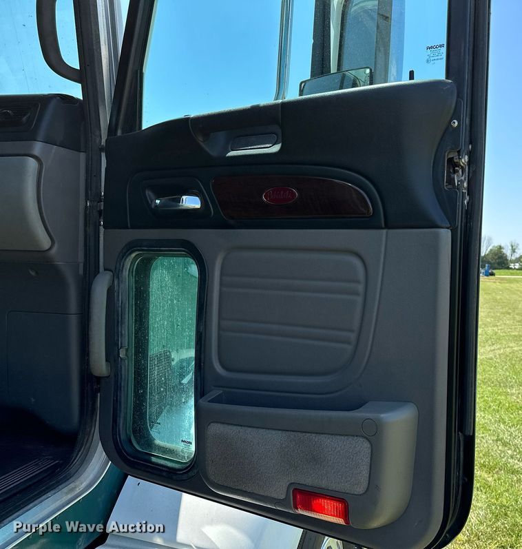 image for item OC9112 2012 Peterbilt 384  semi truck