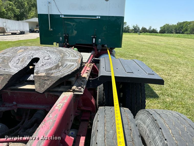 image for item OC9112 2012 Peterbilt 384  semi truck