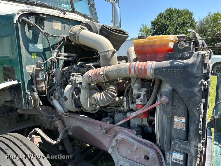 image for item OC9112 2012 Peterbilt 384  semi truck