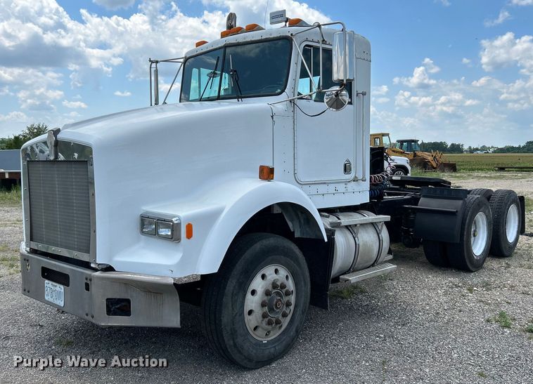 image for item OK9695 1993 Kenworth  T800 semi truck