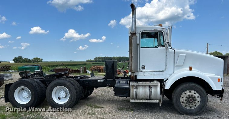 image for item OK9695 1993 Kenworth  T800 semi truck