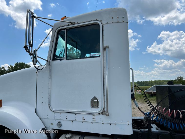 image for item OK9695 1993 Kenworth  T800 semi truck