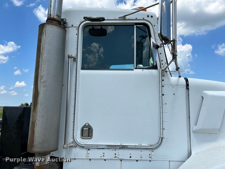 image for item OK9695 1993 Kenworth  T800 semi truck