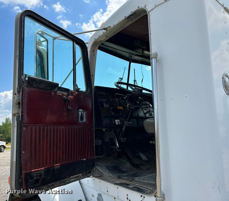 image for item OK9695 1993 Kenworth  T800 semi truck