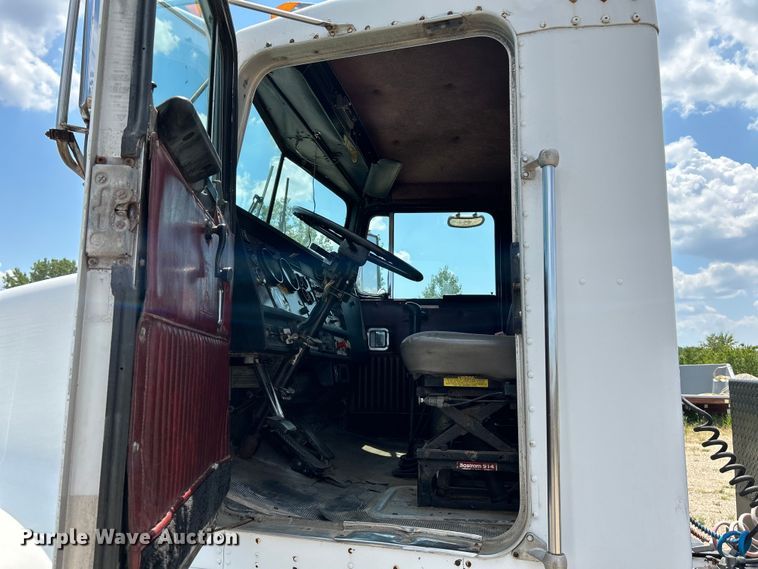 image for item OK9695 1993 Kenworth  T800 semi truck