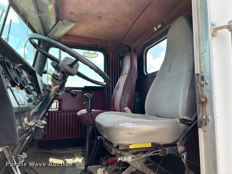 image for item OK9695 1993 Kenworth  T800 semi truck