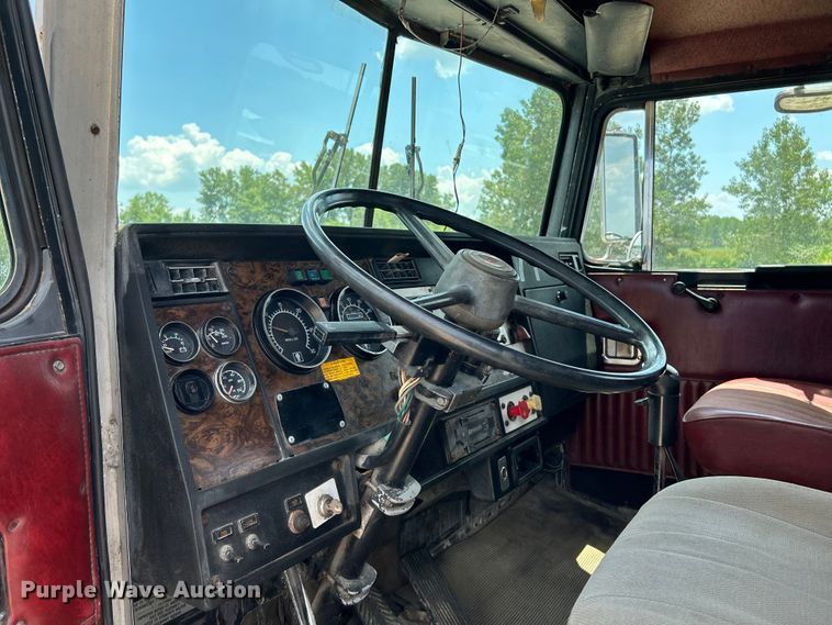 image for item OK9695 1993 Kenworth  T800 semi truck