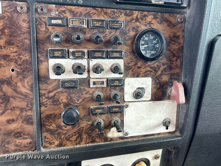 image for item OK9695 1993 Kenworth  T800 semi truck