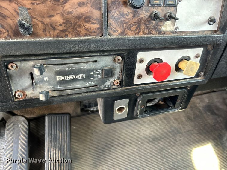 image for item OK9695 1993 Kenworth  T800 semi truck