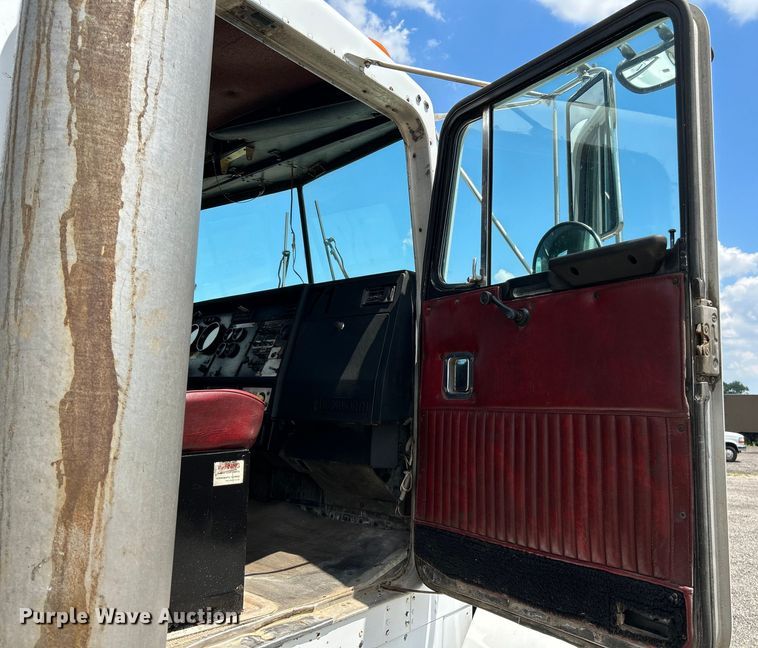 image for item OK9695 1993 Kenworth  T800 semi truck