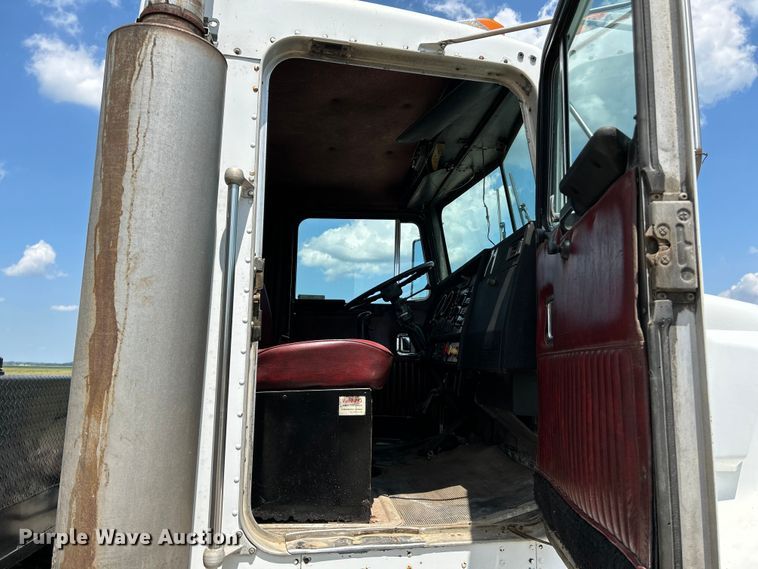 image for item OK9695 1993 Kenworth  T800 semi truck