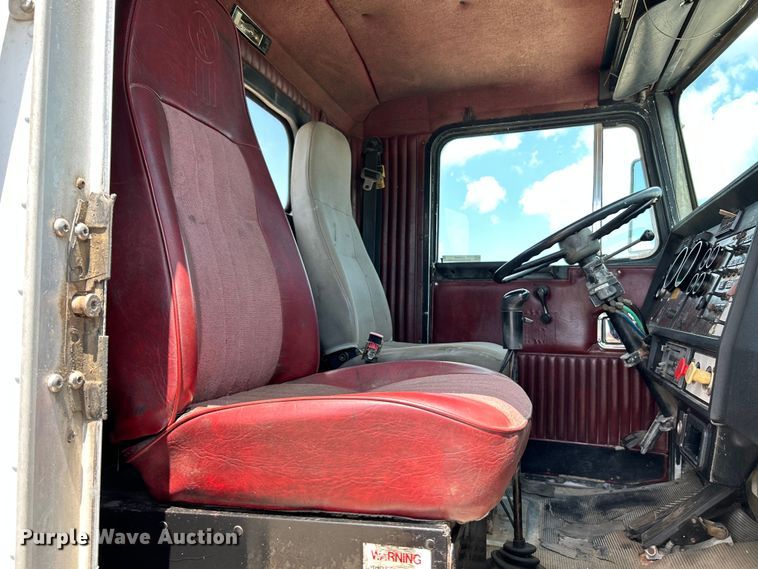 image for item OK9695 1993 Kenworth  T800 semi truck