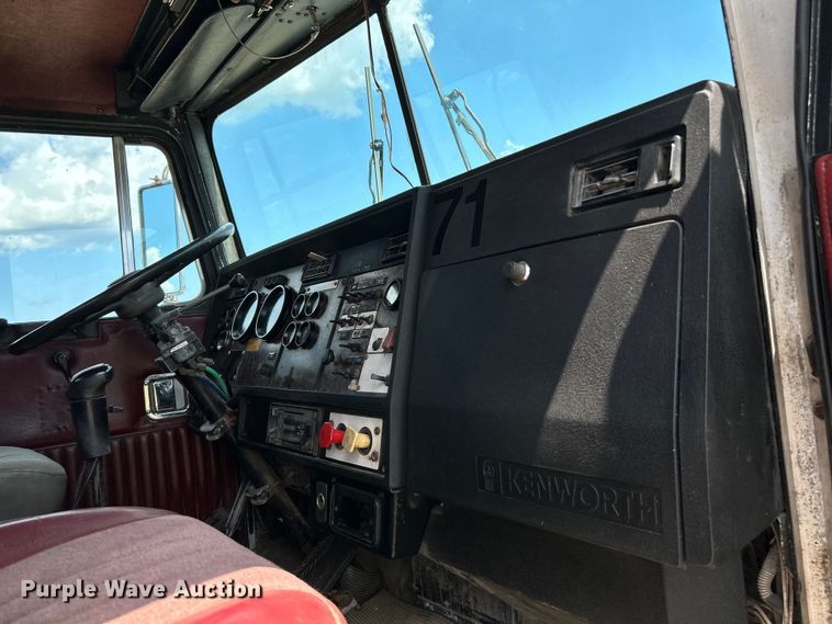 image for item OK9695 1993 Kenworth  T800 semi truck