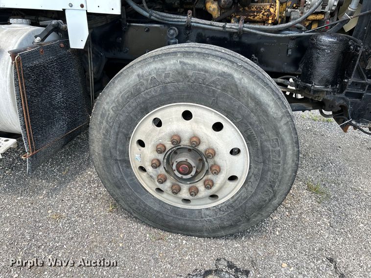 image for item OK9695 1993 Kenworth  T800 semi truck