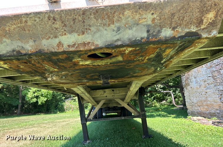 image for item OK9735 2000 Reitnouer  flatbed trailer