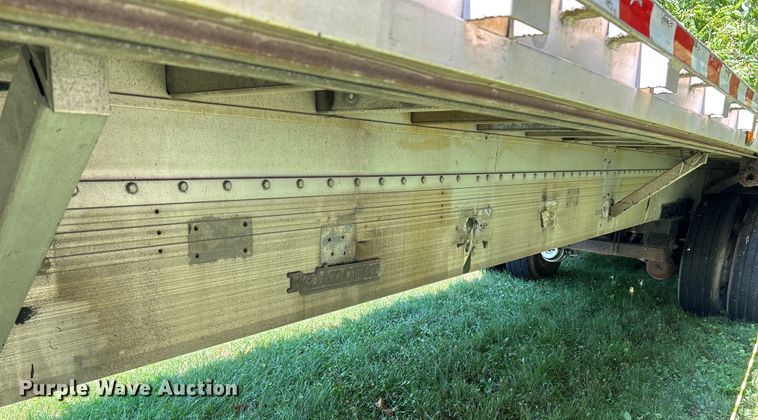 image for item OK9735 2000 Reitnouer  flatbed trailer