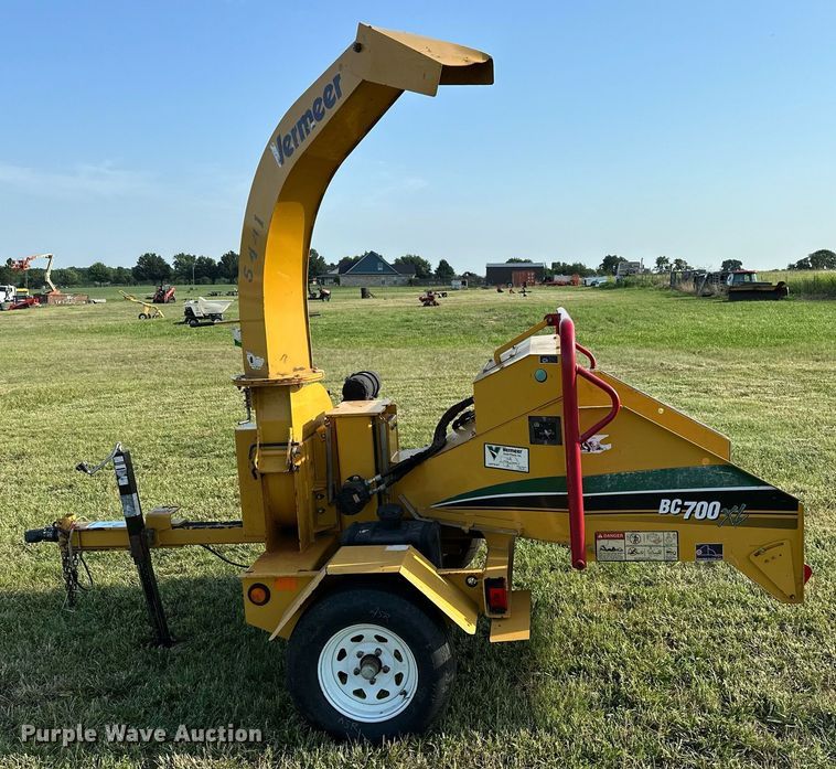 image for item DM0341 2014 Vermeer BC700XL wood chipper
