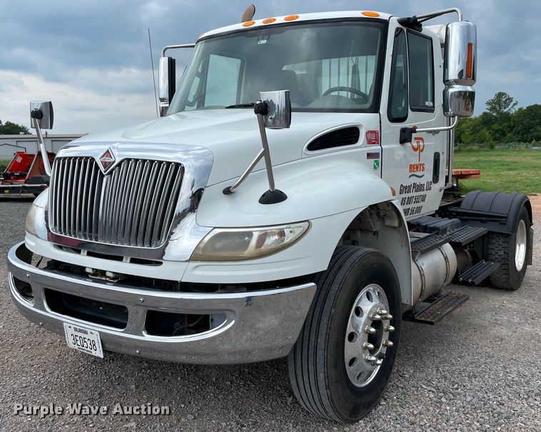 image for item NB9075 2013 International  DuraStar 4400 semi truck