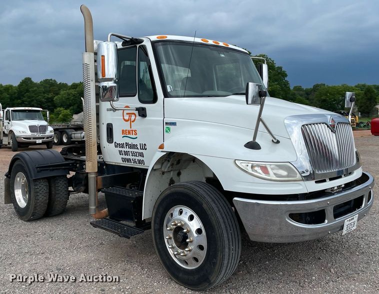 image for item NB9075 2013 International  DuraStar 4400 semi truck